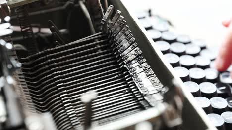 Handeingabe-Auf-Alter-Vintage-Schreibmaschine