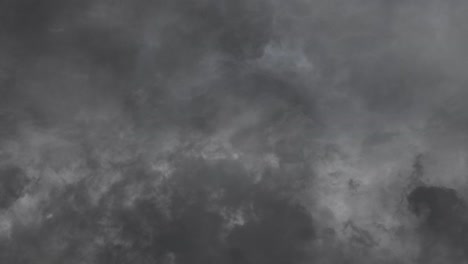 Rugido-De-Tormenta-Y-Nubes-Oscuras-En-El-Cielo-4k