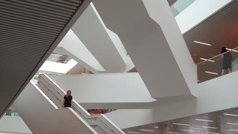 Biblioteca-De-Arquitectura-De-Luz-Brillante-En-Halifax,-Nueva-Escocia