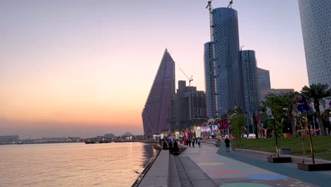 Moderne-Stadtlandschaft-Von-Katar-Doha-In-Der-Dämmerung-Sonnenuntergang-Landschaftlich-Weite-Aussicht-Auf-Das-Arabische-Meer-Des-Nahen-Ostens-Mit-Traditioneller-Kultur,-Gastfreundschaft-Und-Modernem-Wolkenkratzer-architekturdesign