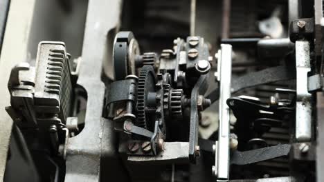 Nahaufnahme-Des-Mechanismus-Einer-Alten-Mechanischen-Schreibmaschine-Während-Des-Schreibvorgangs