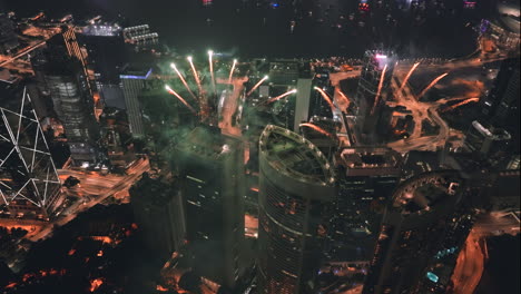Grünes-Feuerwerk-Auf-Dem-Regierungsbüro-Von-Queensway,-One-Pacific-Place-Und-Civic-Tower-Auf-Der-Insel-Hongkong-Während-Silvester