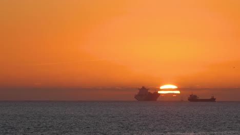 Schöner-Abendlicher-Sonnenuntergang-Mit-Großer-Sonne-Und-Einigen-Booten-Auf-Dem-Atlantik
