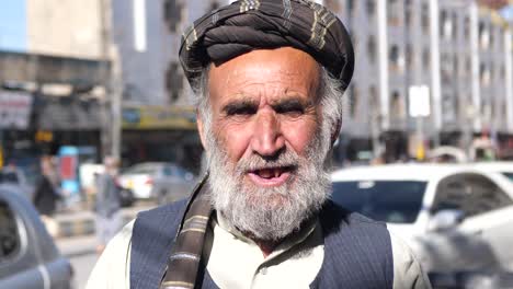 Älterer-Pakistanischer-Mann-Mit-Weißem-Bart,-Der-Auf-Der-Straße-In-Quetta-Steht-Und-In-Die-Kamera-Blickt