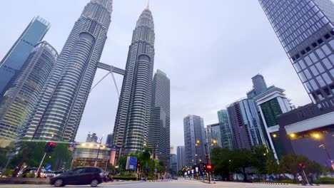 Petronas-twin-towers,-the-tallest-buildings-in-Kuala-Lumpur,-malaysia-and-the-tallest-twin-towers-in-the-world