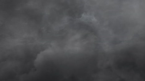 Blitzeinschläge-In-Dunkelgrauen-Wolken