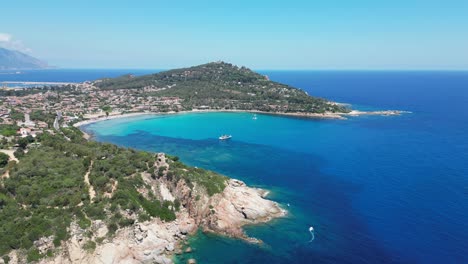 Cala-Arbatax-Con-Mar-Azul-Turquesa-Y-Barco-En-Cerdeña,-Italia---Antena-4k