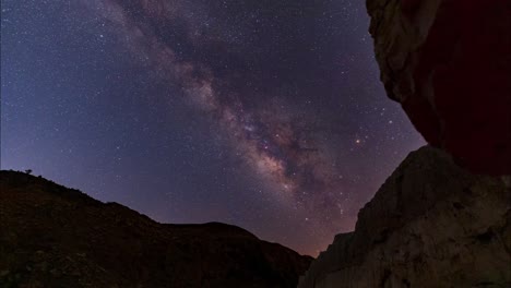 Sternenklare-Nacht-Und-Dunkler-Himmel-Mit-Milchstraßengalaxie-N-Sterne-Leuchten-Und-Bewegen-Sich-über-Die-Von-Felsigen-Bergen-Umgebene-Schlucht-In-Alborz-Zagros-Im-Iran-Sternbeobachtung-Und-Hochzeitsfotografie-Der-Naturlandschaft