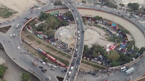 Luftaufnahme-Der-Jinnah-überführung-über-Dem-Rotierenden-Lebensmittelpark-In-Karachi