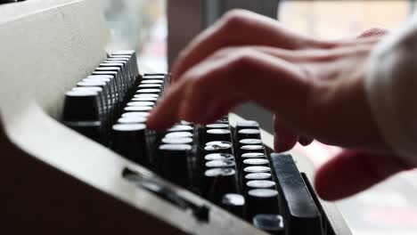 Männliche-Hände,-Die-Auf-Den-Tasten-Einer-Alten-Schreibmaschine-Tippen