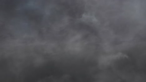 Zu-Den-Cumulonimbus-Wolken,-Die-Am-Himmel-Wachsen