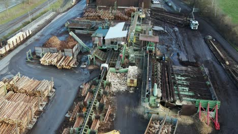 Holzindustrie-In-Aktion:-Eine-Luftaufnahme-Der-Rundholzverladung-Und--sortierung-In-Einem-Sägewerk-In-Deutschland