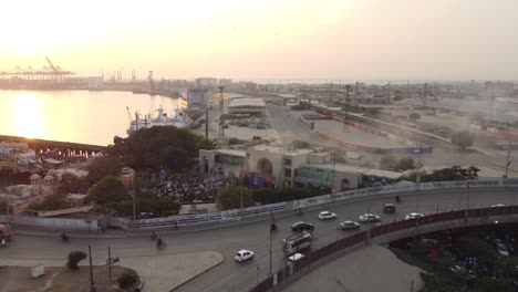 Luftaufnahme-Des-Autoshow-treffens-An-Der-Port-Grand-Avenue-Während-Des-Sonnenuntergangs-In-Karachi