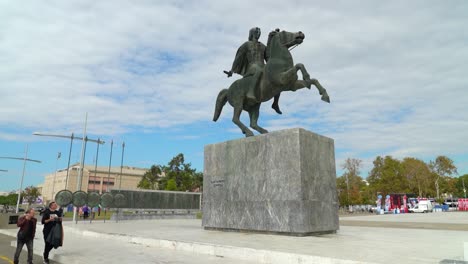 The-monument-of-Alexander-the-Great-is-located-in-one-of-the-most-popular-areas-of-Thessaloniki,-in-Nea-Paralia-right-by-the-sea