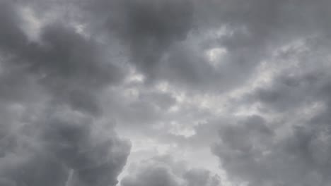 Relámpago-De-Tormenta-En-Nubes-Oscuras-4k