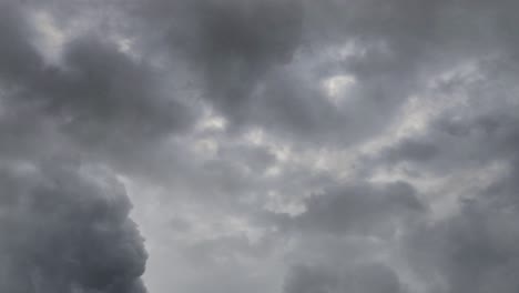 Sturmblitze-In-Dunklen-Wolken-Blitzen-über-Dem-Himmel