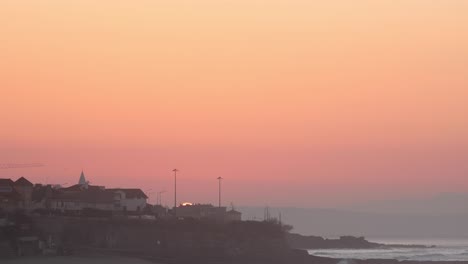 Schöner-Zeitraffer-Eines-Orangefarbenen-Sonnenaufgangs-In-Einer-Riesigen-Klippe