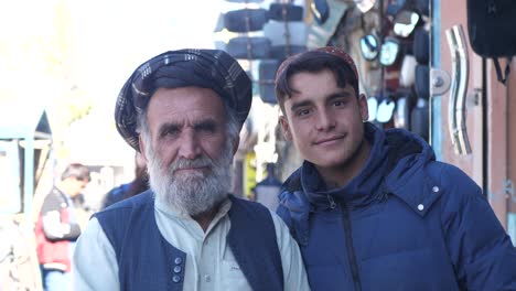 Vater-Und-Sohn-Blicken-In-Quetta-Auf-Der-Straße-In-Die-Kamera