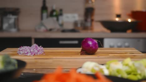 Fresh-red-onion-on-a-wooden-board