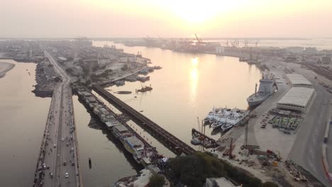 Luftaufnahme-Der-Einheimischen-Jetty-Road-Mit-Karachi-Port-Terminal-Im-Hintergrund-Während-Des-Sonnenuntergangs