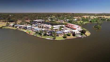 Mulwala,-New-South-Wales,-Australia---December-16,-2021:-Aerial-view-of-the-Cypress-Drive-houses-on-the-banks-of-Lake-Mulwala-NSW-Australia