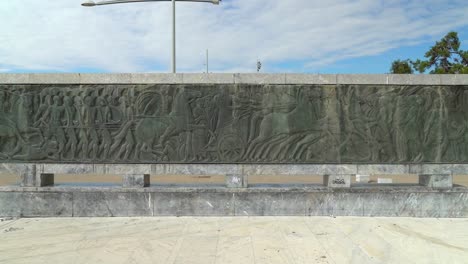 Alexander-Der-Große-Statue-In-Thessaloniki-Eine-Imposante-Bronzestatue-Von-Alexander-Dem-Großen,-Der-Auf-Seinem-Treuen-Gefährten-Von-20-Jahren,-Bucephalus,-Reitet,-Dominiert-Thessalonikis-Nea-Paralia