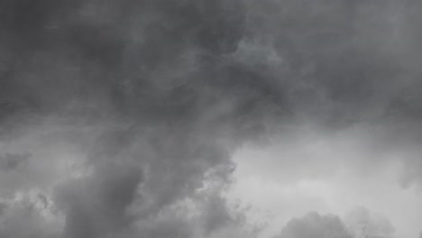 Tormenta-Y-Nubes-Oscuras-En-El-Cielo-4k