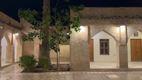 Eine-Traditionelle-Architektur-Kunst-Entworfen-Persisch-Arabisch-Einheimische-Häuser-Durch-Bögen-Muster-Lehmziegel-Struktur-Jujube-Baum-Im-Hof-Nachts-In-Doha-Katar-Naher-Osten-Entspannen-Frieden-Sicher-Ruhiges-Licht