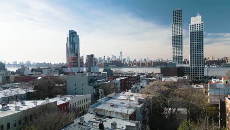 Schöne-Drohnenaufnahme-über-Brooklyn-Mit-Skyline-Von-Manhattan-Im-Hintergrund