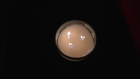 Draufsicht-Auf-Drei-Brennende-Kerzen-Mit-Schwarzem-Hintergrund