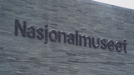 Vista-De-Cerca-De-Las-Letras-Del-Cartel-Del-Museo-Nacional-Durante-Las-Nevadas-En-Oslo,-Noruega