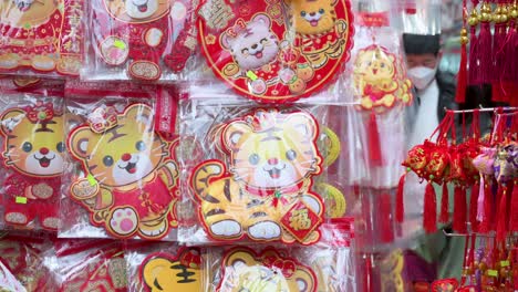 Chinese-New-Year-ornaments-and-gifts-for-sale-at-a-street-market-stall-during-the-Lunar-Chinese-New-Year-in-Hong-Kong