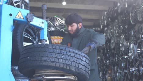 Mechaniker,-Der-Autoreifen-In-Quetta,-Belutschistan-Wechselt