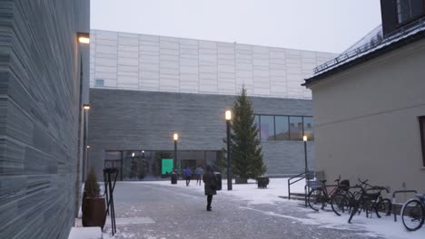 Visitantes-Caminando-Por-El-Camino-Hacia-La-Entrada-Del-Museo-Nacional-De-Arte,-Arquitectura-Y-Diseño-En-Oslo,-Noruega-Con-Nieve-Cayendo