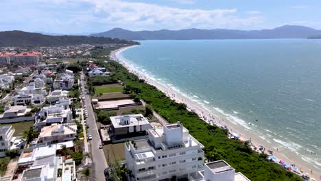 Escena-Aérea-De-Drones-De-Lujosas-Casas,-Hospedajes-Y-Apartamentos-Frente-Al-Mar,-Complejo-Inmobiliario-Y-Urbanismo-En-Playas-De-Lujo-En-Florianópolis