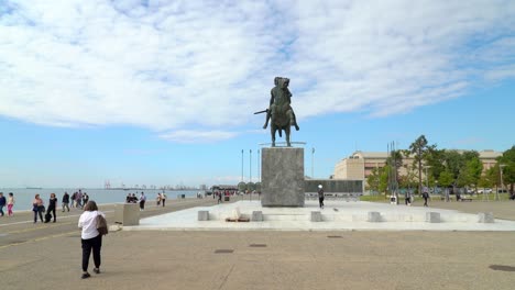 Menschen-Bewundern-Denkmal-Von-Alexander-Der-Großen-Statue-In-Thessaloniki