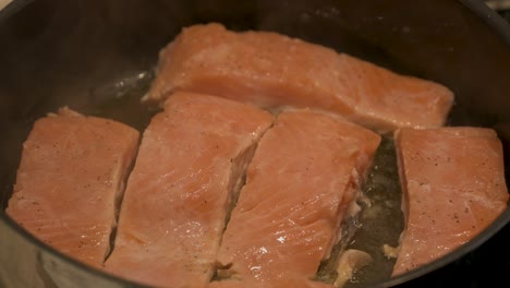 Cooking-slices-of-salmon-fillet-in-a-frying-pan