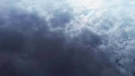 Nubes-Del-Cielo-Reflejadas-En-El-Agua-Del-Lago-Desde-La-Antena-De-Drones,-Espejo-Natural