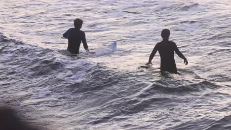 Zwei-Junge-Surfer-Gehen-Mit-Ihren-Surfbrettern-In-Den-Ozean