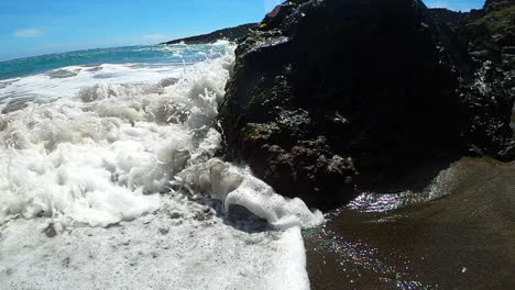 Welle-Stürzt-Gegen-Felsen-An-Der-Küste-Des-Grünen-Sandstrandes