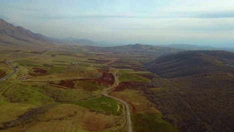 Weite-Landschaft-Der-Natur-Berg-Im-Iran-Klarer-Himmel-Und-Weiße-Wolken-über-Grünen-Feldern-Im-Kermanshah-Hochland