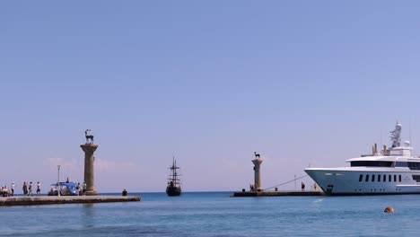 Barco-Navegando-Hacia-El-Puerto-Y-El-Puerto-Deportivo-De-Rhodes-Mandraki