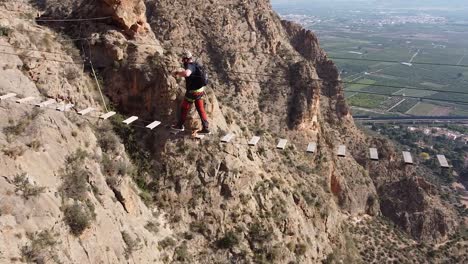 Murcia,-Spanien,-7.-Januar-2023:-Klettersteigaufstieg-Durch-Eine-Gruppe-Von-Freunden
