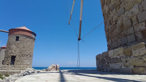 Ikonische-Strukturen-Von-Rhodos-Windmühlen-Auf-Der-Griechischen-Insel-Rhodos-In-Griechenland