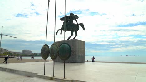 Alexander-Die-Große-Statue-In-Thessaloniki-Mit-Mazedonischen-Schilden-Nahe-Dem-Meer