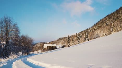 Statische-Aufnahme-Von-Tiefem-Schnee-In-Den-Norwegischen-Bergen-Und-Vereiste-Bäume-Auf-Dem-Gipfel-An-Sonnigen-Tagen