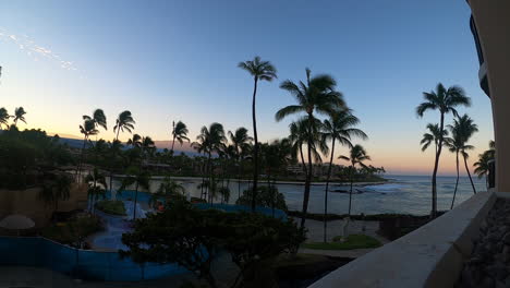 Sonnenaufgangszeitraffer-über-Resort-Und-Palmen-In-Hawaii