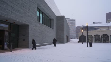 Personas-Que-Visitan-El-Museo-Nacional-De-Arte,-Arquitectura-Y-Diseño-En-Oslo,-Noruega-Durante-El-Invierno