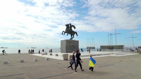 Kind-Trägt-Ukrainische-Flagge-In-Der-Nähe-Von-Alexander-Der-Großen-Statue-In-Thessaloniki