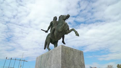 Alexander-Die-Große-Statue-In-Thessaloniki-An-Einem-Klaren,-Sonnigen-Tag-In-Griechenland